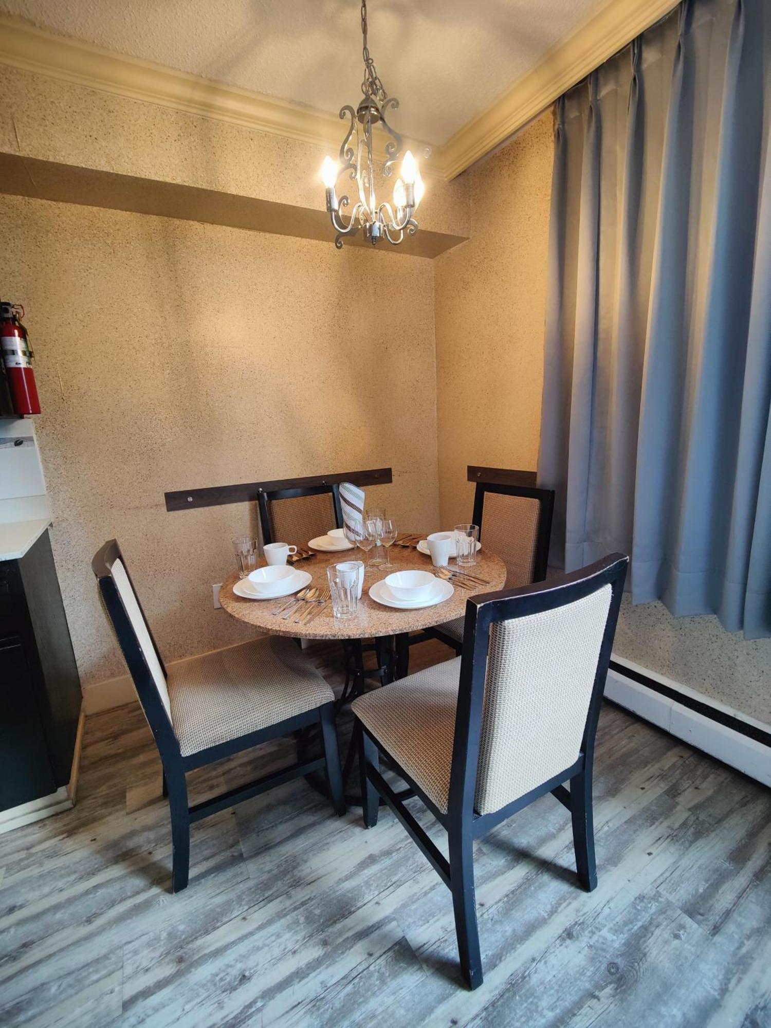 Divya Sutra Suites On Robson Downtown Vancouver Buitenkant foto